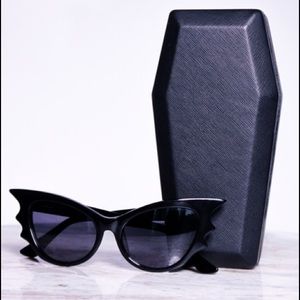 Vamp Batwing Cat-eye Sunglasses Set in Black